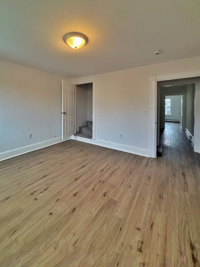 Building Photo - 3 bedroom, 1.5 bathroom fully renovated pr...