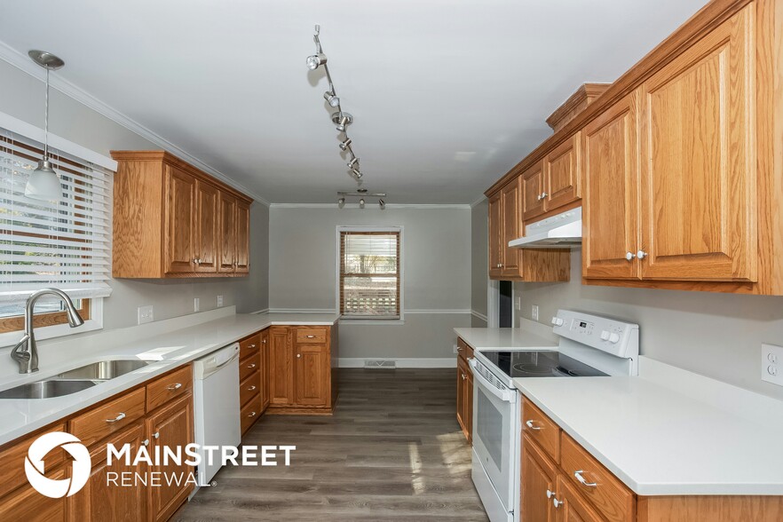 Building Photo - 2118 Deepwood Pl