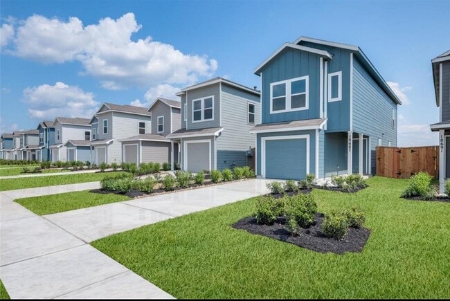 Building Photo - 18247 Via Aurelia Dr