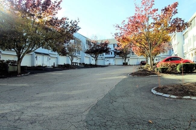 Building Photo - Spacious 3-Bed Townhouse with Wraparound D...