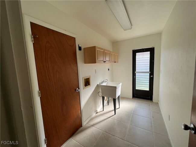 Building Photo - 2106 SW 51st St