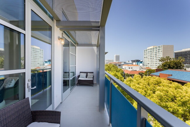Building Photo - Charming 1-Bedroom Retreat in Prime Santa ...
