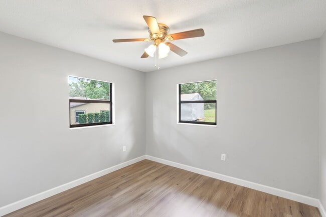 Building Photo - Fruitland Park 4/2 w/ Covered Patio