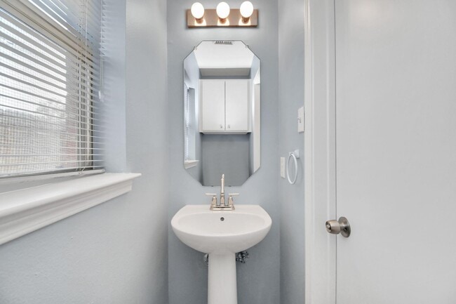 Building Photo - 10403 Shadow Oaks Dr