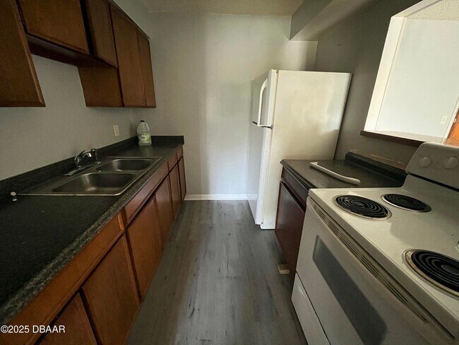 Building Photo - 1850 S Park Ave