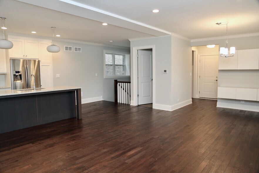 Building Photo - 2305 W Waveland Ave