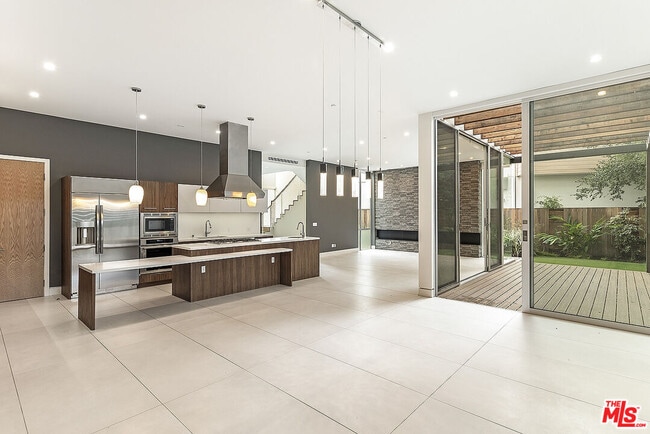 Building Photo - 16540 Moorpark St