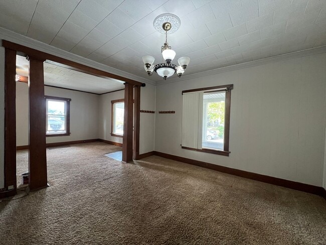 Building Photo - Spacious 3+ bedroom house with detached ga...