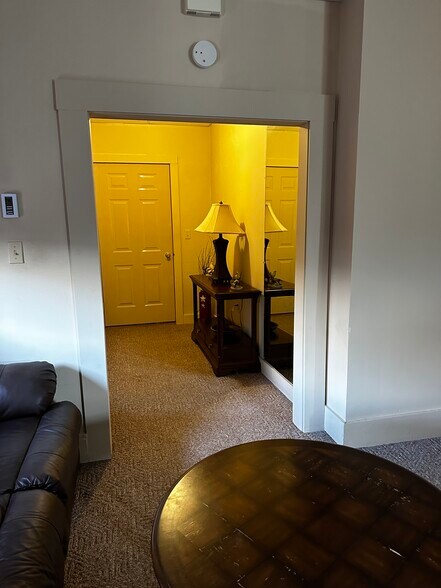 Building Photo - 583 Mill St