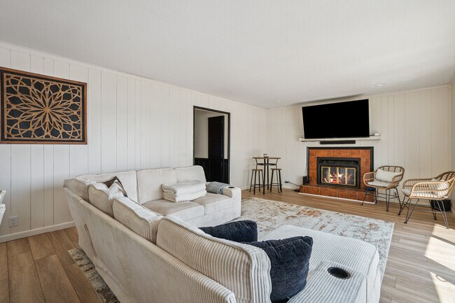 Building Photo - 403 River Dr