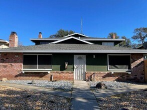 Building Photo - Single Level 2 Bedroom 1 Bath