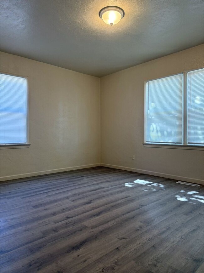 Building Photo - Charming and newly upgraded home. AVAILABL...