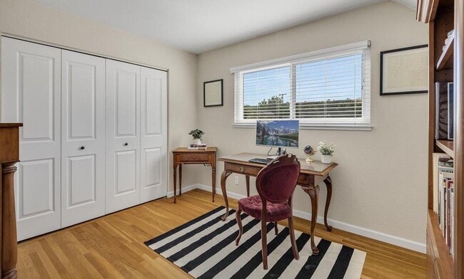 Building Photo - Charming Silvergate Home with Stunning Bac...