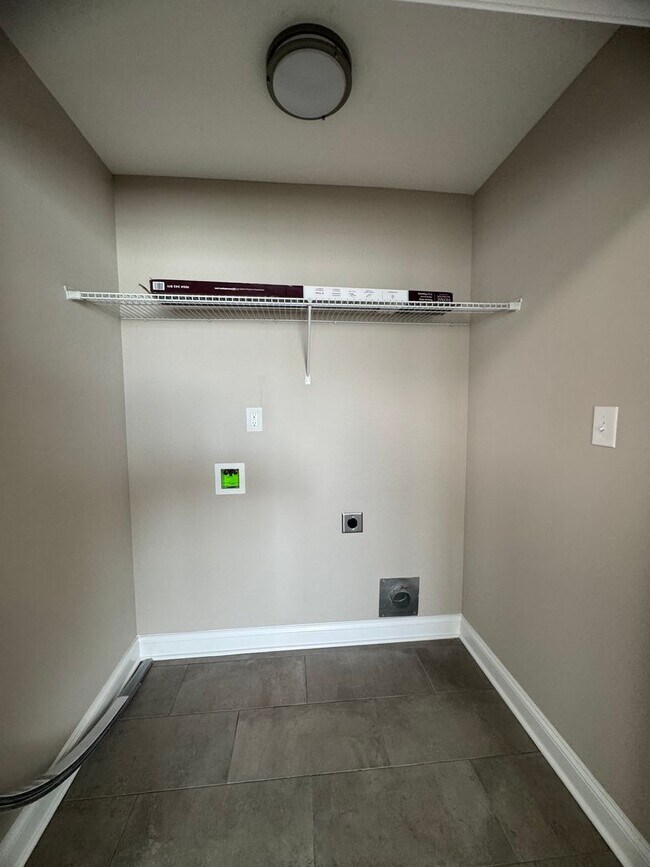 Building Photo - Stunning 4-Bedroom, 3-Bathroom Home – A Mu...