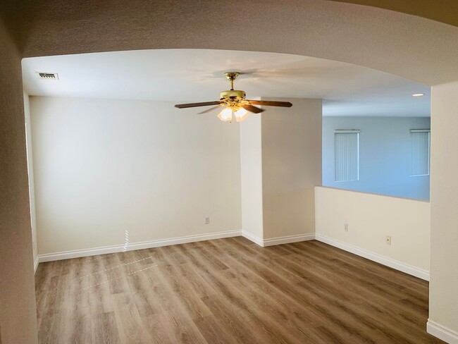 Building Photo - Large 4 bedroom home for lease in the hear...