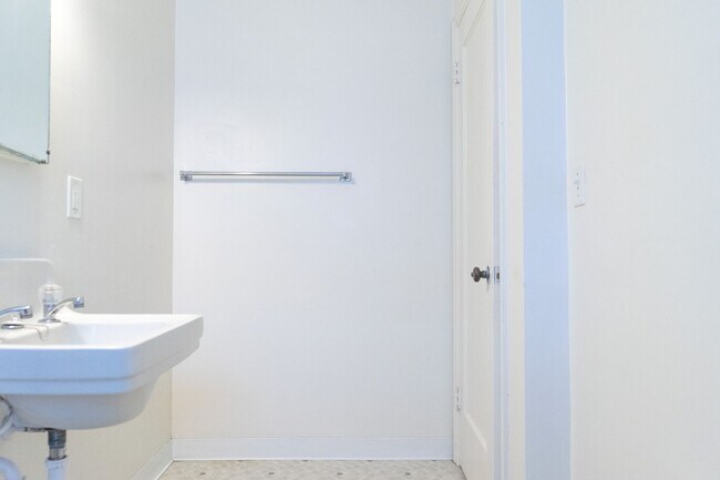 Building Photo - Finally, a Place That’s All Yours — Cozy Downtown 1bd/1bth Awaits!