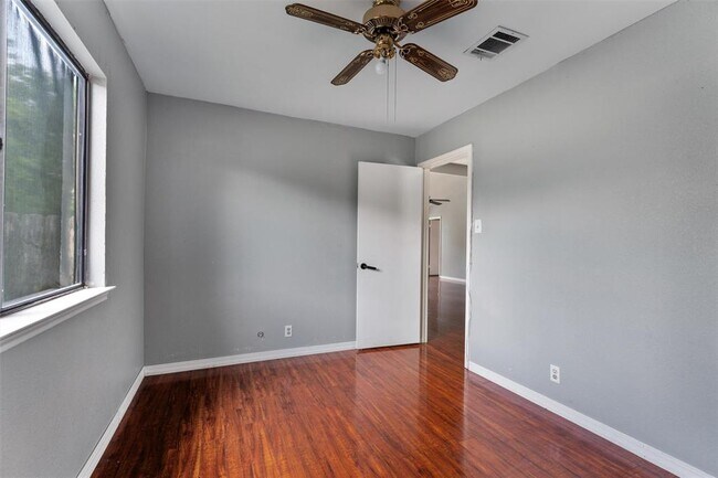 Building Photo - 1806 Krizan Ave