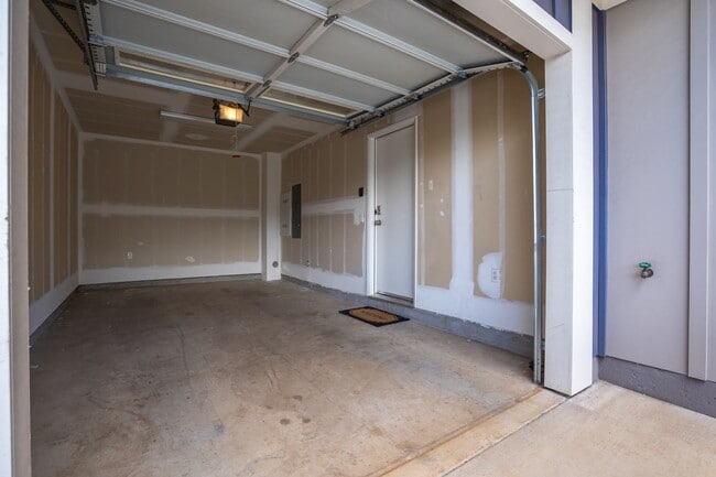 Building Photo - Furnished Townhome with Garage, 3 bedroom/2.5 Bathroom at Kamalani Flats