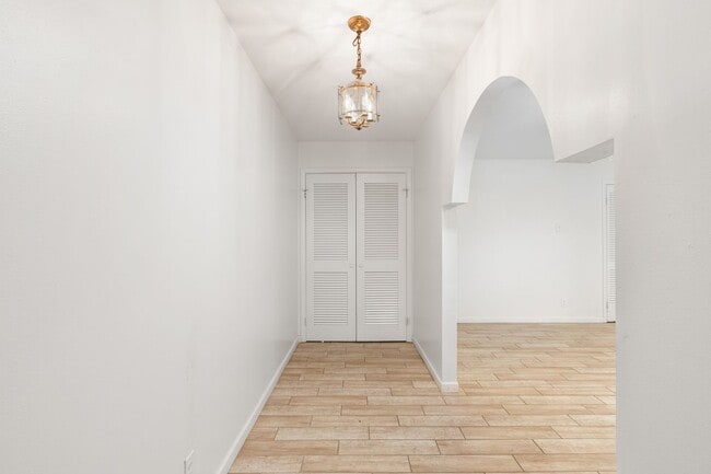 Building Photo - Spacious 3 bedroom, 2 bathroom home in the...