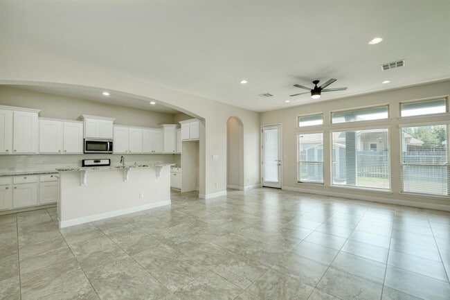 Building Photo - 204 Blue Spruce Way
