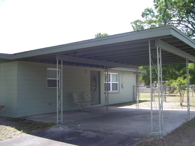 Building Photo - Central Location