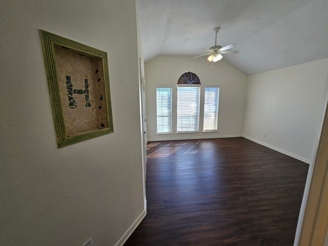 Building Photo - College Station - 3 bedroom / 2 bath / Garage / Fenced in back yard.