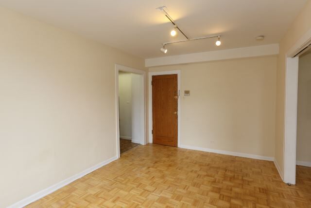 Building Photo - 742 W Belmont Ave