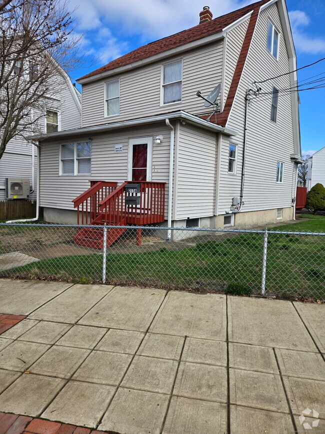 Building Photo - 2136 Barnum Ave