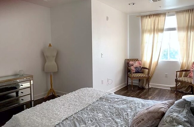 Upscale 3 Bedroom Condo Guest Bedroom w/ Ensuite - 83 E Agate Ave