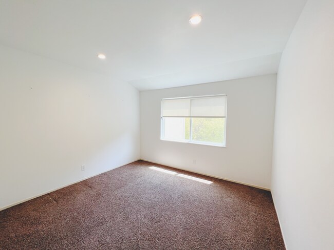 Building Photo - 21 Hillview Ct