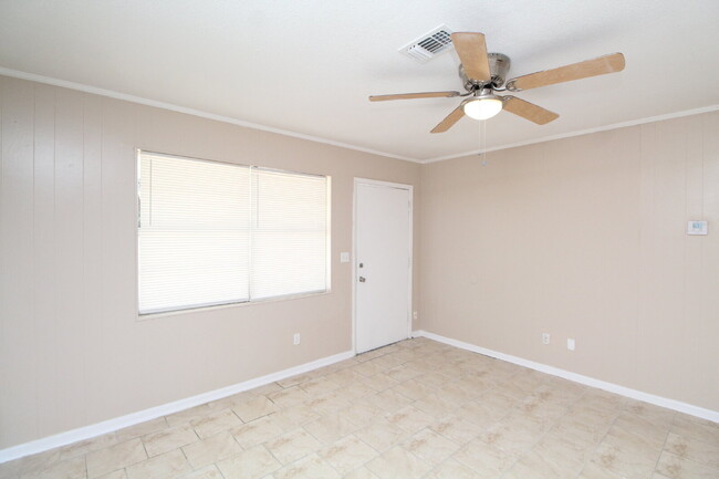 Building Photo - Updated 2-Bedroom Unit in Milton – Conveni...