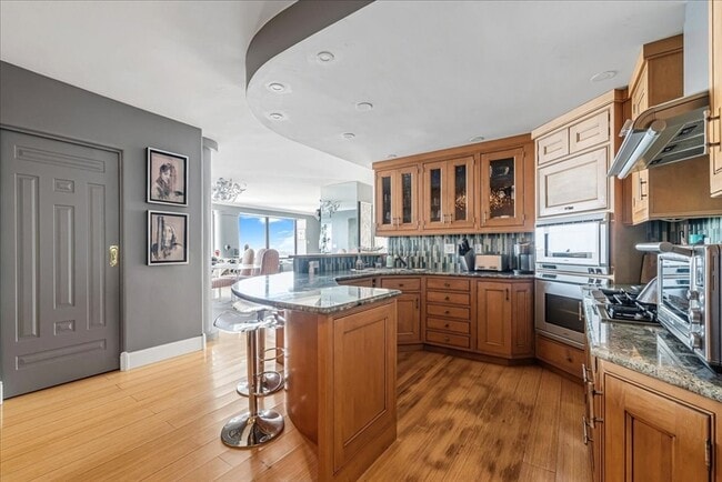 Building Photo - 65 E India Row