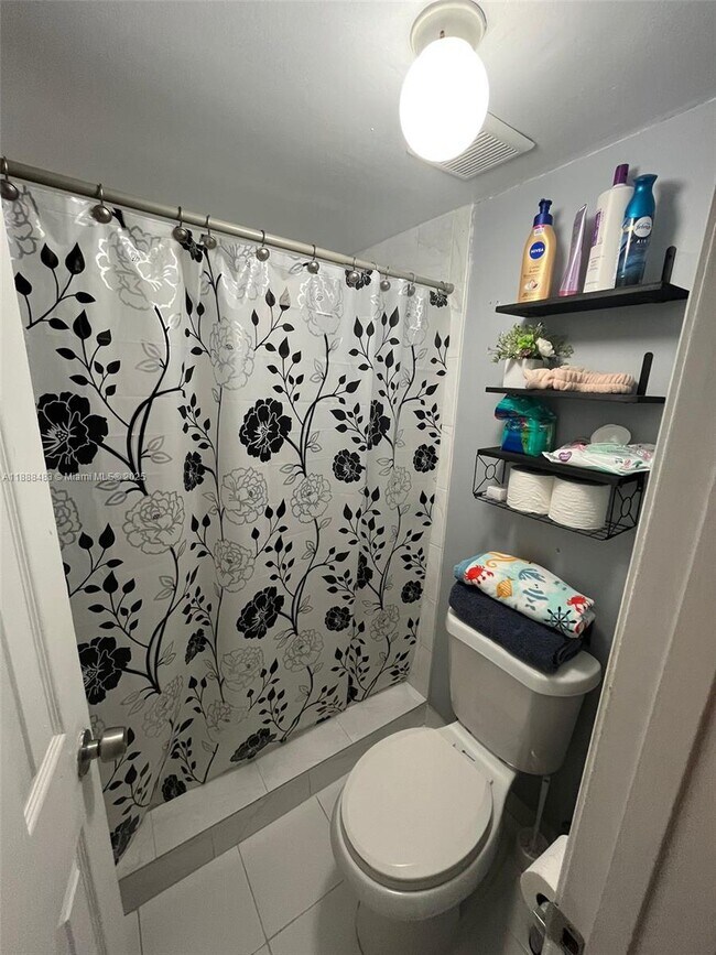 Building Photo - 13715 Kendale Lakes Cir