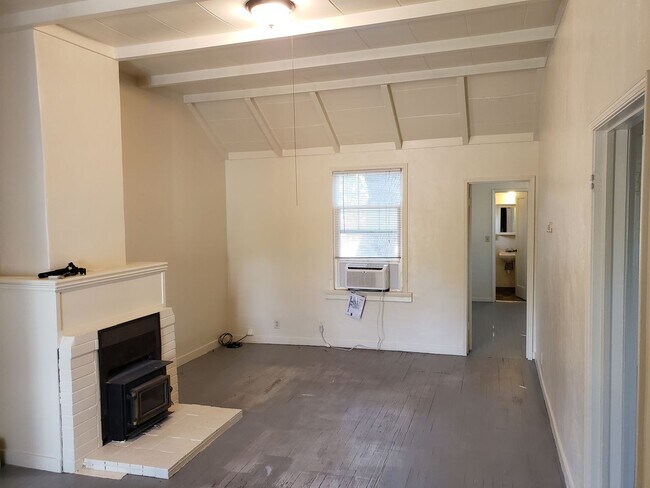 Building Photo - Adorable Home in Country Setting!