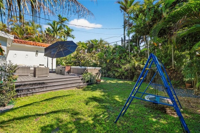 Building Photo - 837 Alberca St