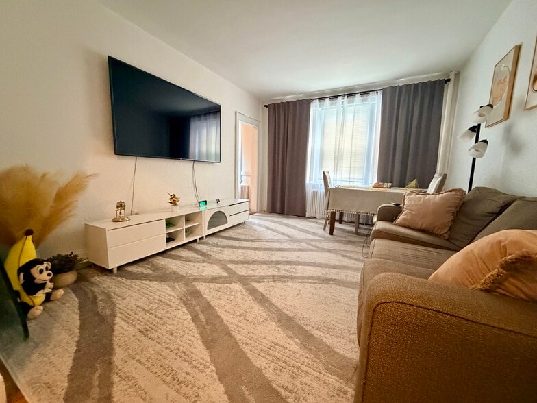 Primary Photo - 90 Kilsyth Rd