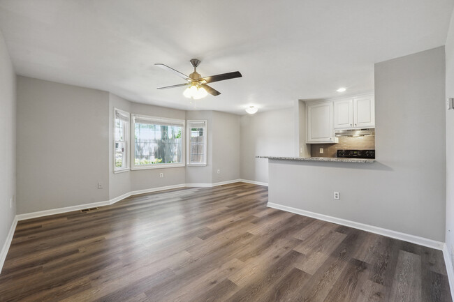 bay window allows lots of sun light - 2071 Defoors Ferry Rd NW