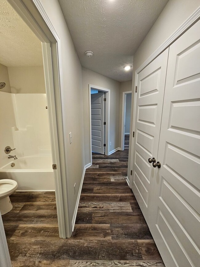 Building Photo - LUXURY 3 BEDROOM RANCH STYLE HOME IN SCENIC FOX RUN