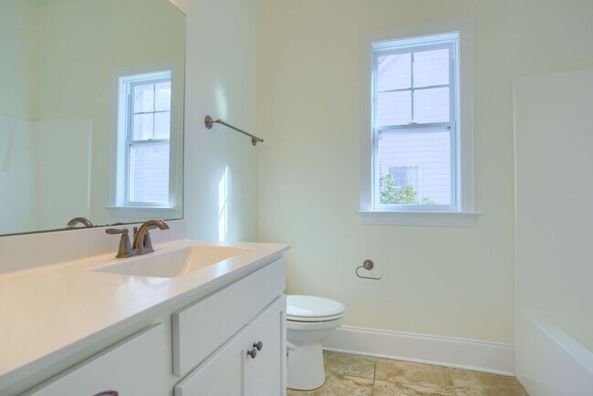 Building Photo - Fresh Paint, New Carpet & Custom Finishes in North Shore Country Club