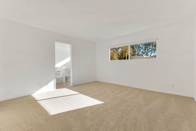 Building Photo - 4950 Louise Ave