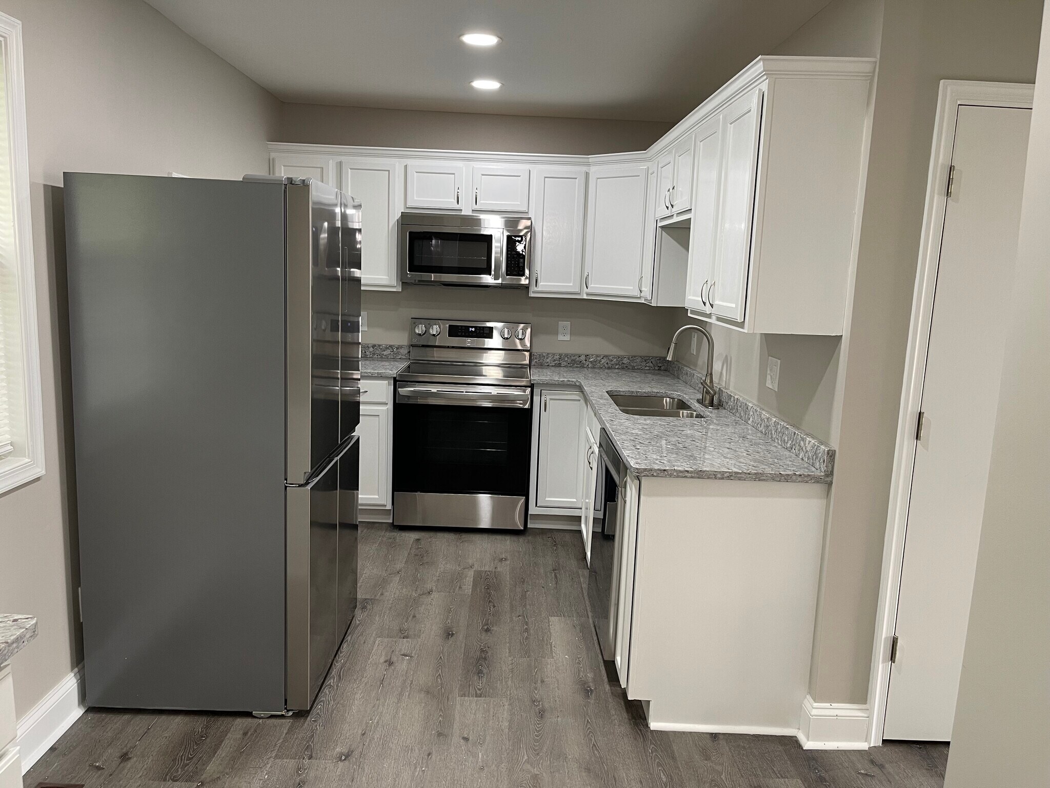 Kitchen - 903 Queens Ct