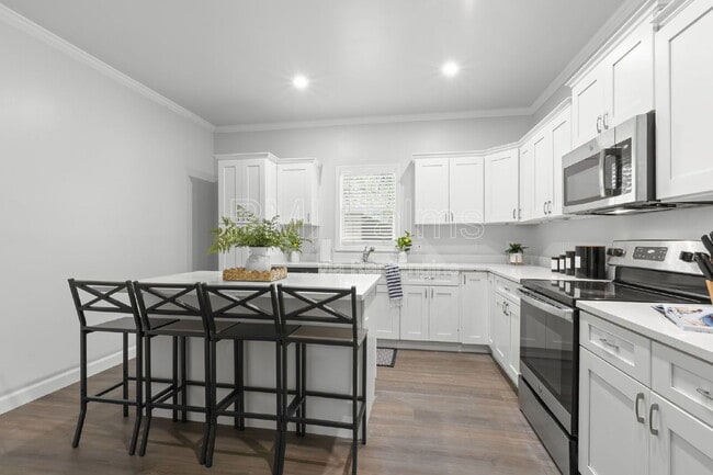 Building Photo - 1521 Preston St S