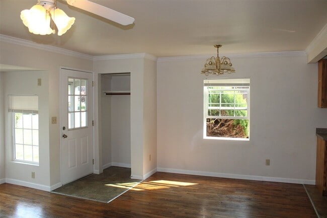 Building Photo - 3 Bedroom, 1.5 Bathroom House! Available now!