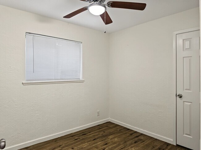 Building Photo - 206 Prune St