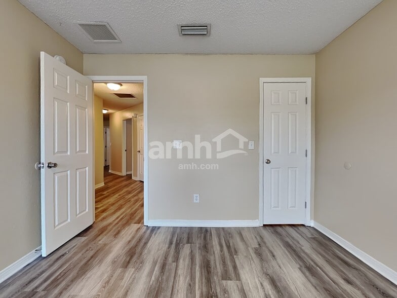 Building Photo - 9215 Hawkeye Dr