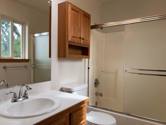 Building Photo - Split Level 4-bedroom, 3-bathroom Home in ...