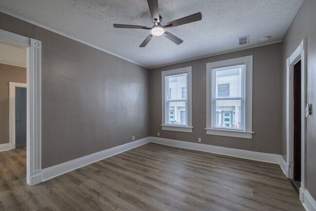Building Photo - 5 Bedroom 2.5 Bath Midtown Home