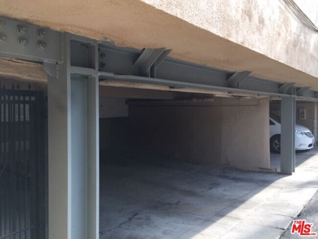 Building Photo - 443 S Wilton Pl