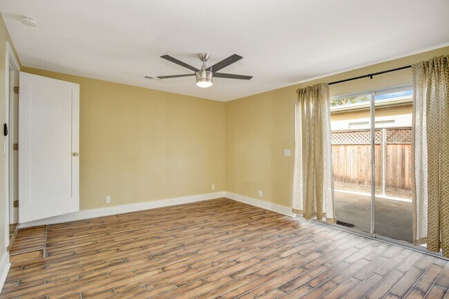 Building Photo - 4725 Kensington Dr