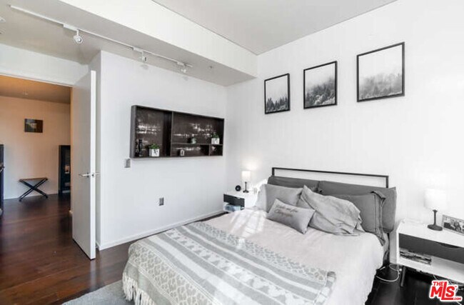 Building Photo - 1155 S Grand Ave